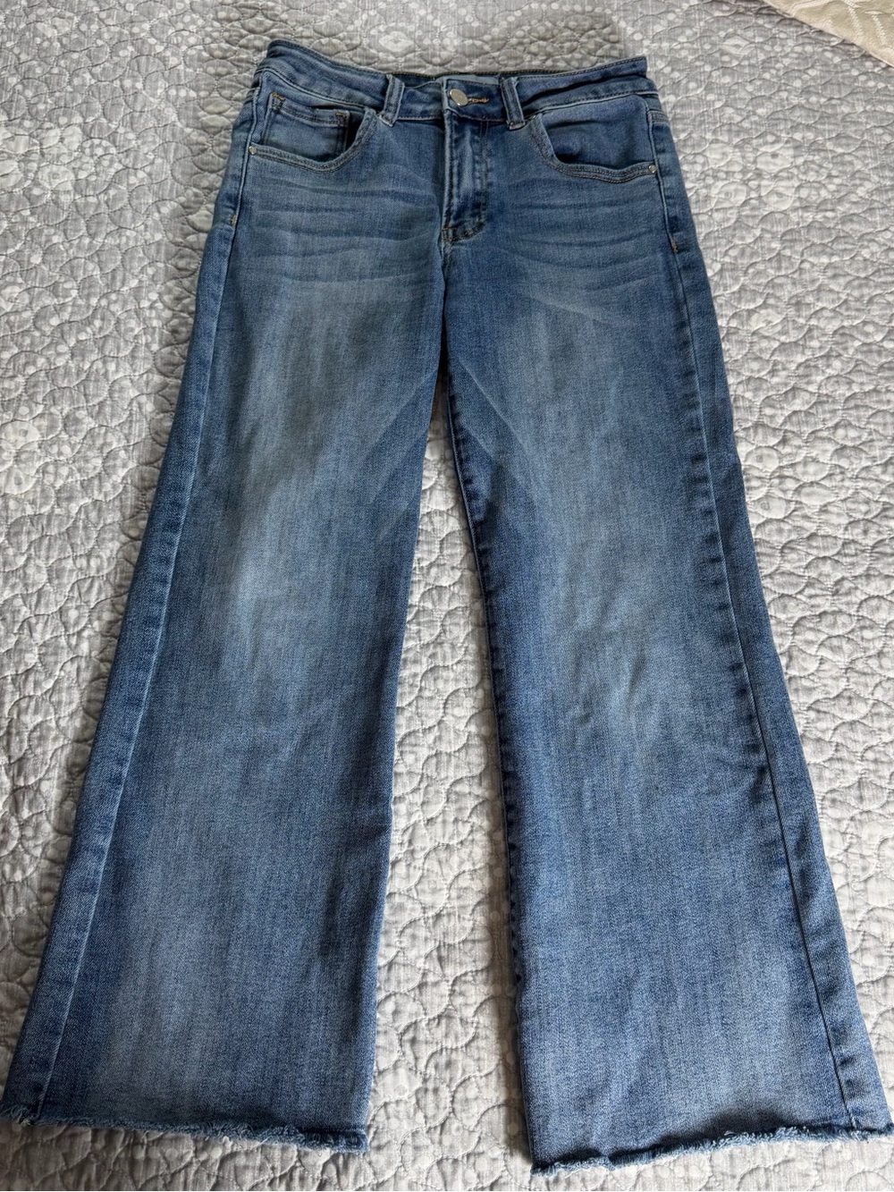 Risen cropped Mid-Rise Wide Leg Jeans in Washed Blue. Size 5/27.
